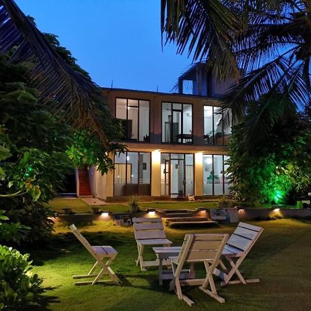 Ocean Breeze Villa Boossa Bagian luar foto