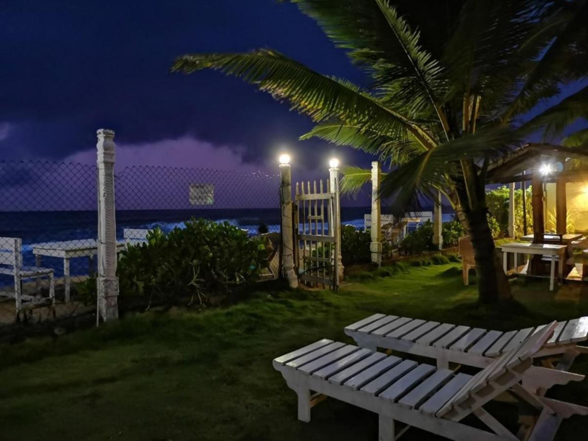 Ocean Breeze Villa Boossa Bagian luar foto