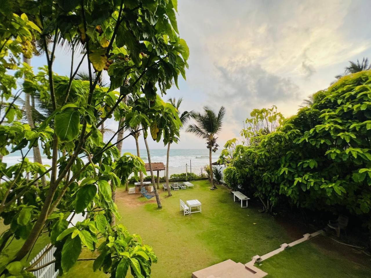 Ocean Breeze Villa Boossa Bagian luar foto