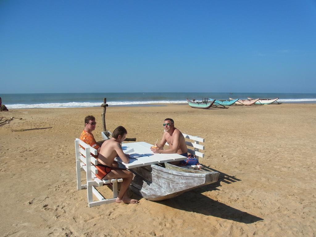 Ocean Breeze Villa Boossa Bagian luar foto