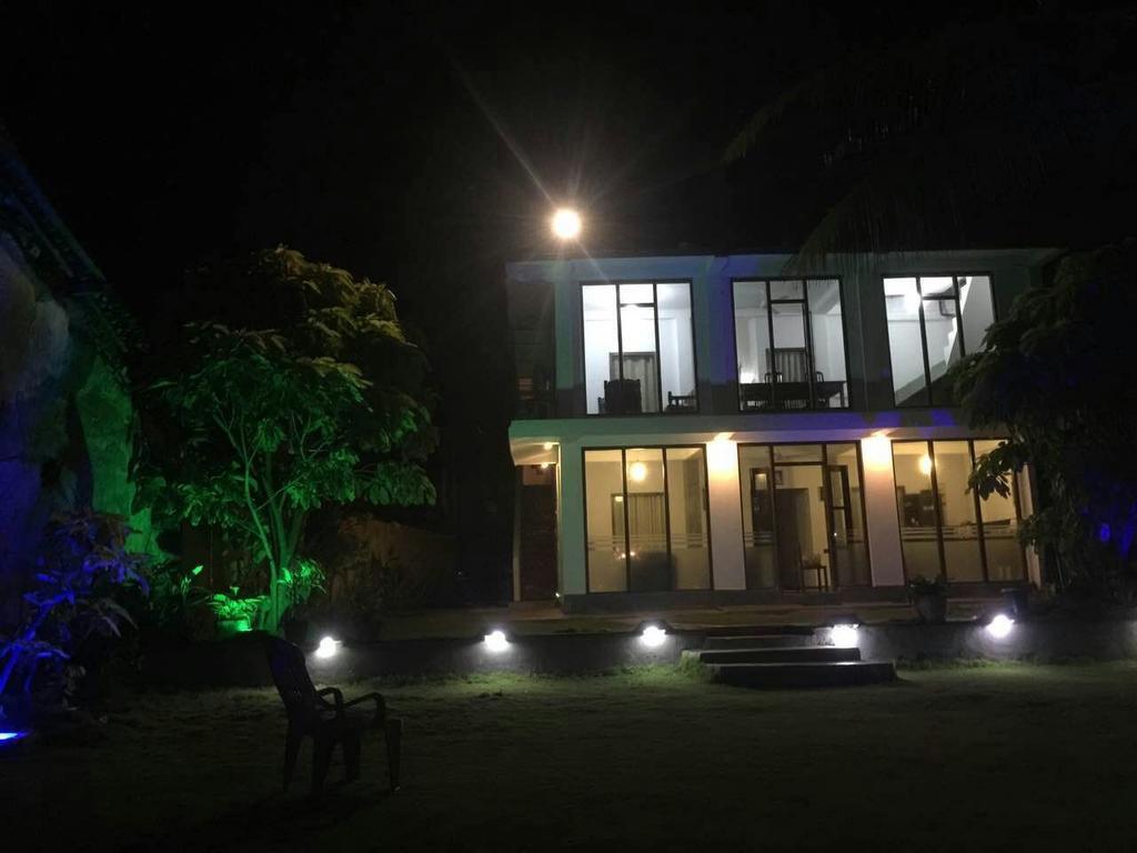 Ocean Breeze Villa Boossa Bagian luar foto